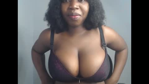 Snapshot of ebonyx_dripqueen chatting on December 5, 6:33 am Loveth online show from December 5, 6:33 am