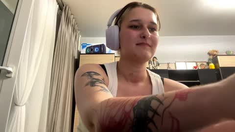 Snapshot of ednadennis chatting on May 23, 12:31 pm Eva online show from May 23, 12:31 pm