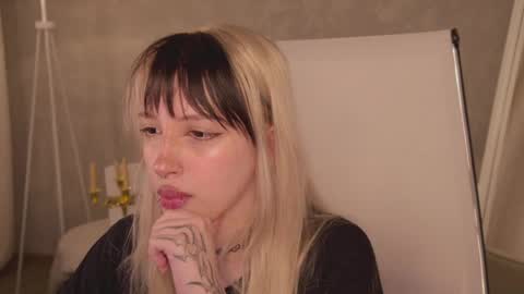 Snapshot of eevamarie chatting on June 5, 4:56 pm EVA NON NUDE online show from June 5, 4:56 pm