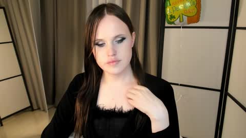 Effie Mur online show from March 19, 9:30 pm