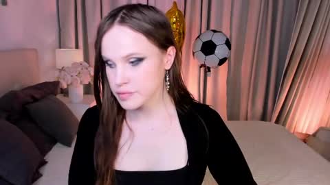 Snapshot of effiemur chatting on June 22, 9:23 pm Effie Mur online show from June 22, 9:23 pm