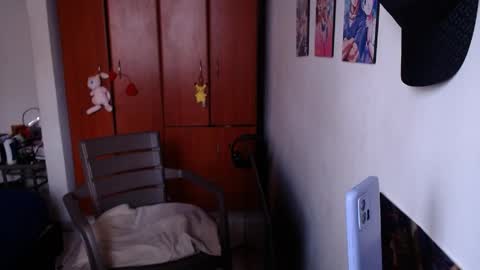 eimy_saenzz online show from April 1, 6:16 pm