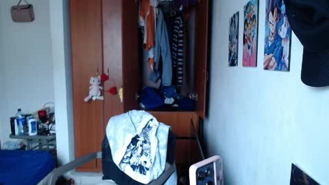 eimy_saenzz online show from April 3, 5:33 pm