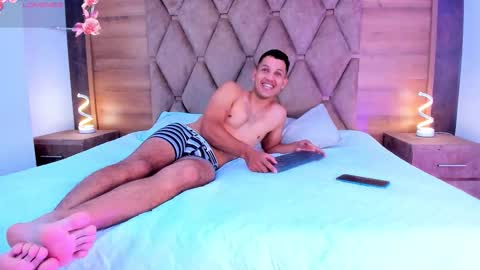 YG COUPLE online show from October 13, 8:20 pm