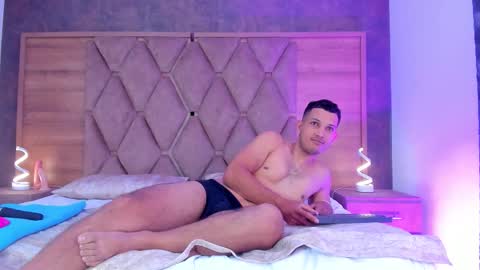 YG COUPLE online show from November 15, 8:38 pm