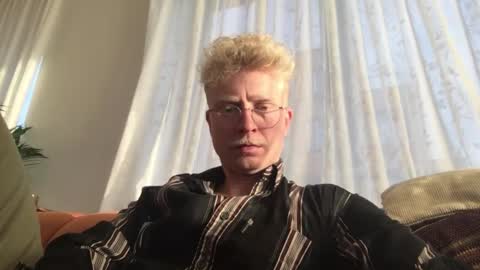Snapshot of el_thunder chatting on January 12, 2:52 pm MrE online show from January 12, 2:52 pm