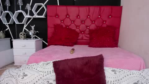 Snapshot of ela_hilton3 chatting on December 5, 12:08 am Ela online show from December 5, 12:08 am