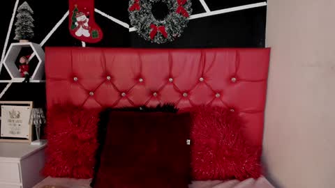 Snapshot of ela_hilton3 chatting on December 19, 8:13 pm Ela online show from December 19, 8:13 pm