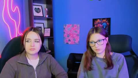 Snapshot of elani_grey chatting on February 12, 3:51 pm elani online show from February 12, 3:51 pm