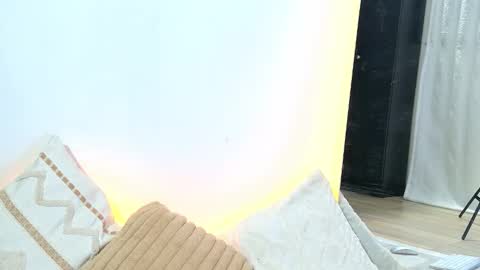 elaravennori online show from January 17, 1:32 am