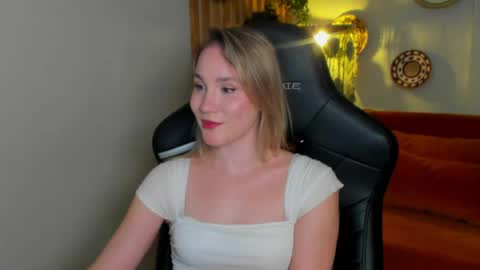 elaravoltage online show from April 1, 5:21 pm