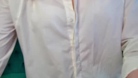 elaravoltage online show from April 6, 6:09 pm