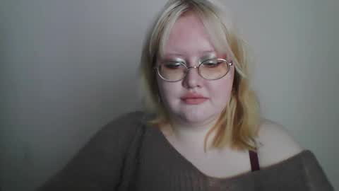 Snapshot of elayne_sweet chatting on March 6, 8:11 am elayne_sweet online show from March 6, 8:11 am