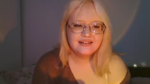 Snapshot of elayne_sweet chatting on April 2, 8:01 am elayne_sweet online show from April 2, 8:01 am