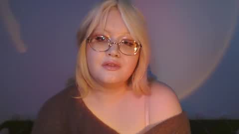 Snapshot of elayne_sweet chatting on April 4, 8:01 am elayne_sweet online show from April 4, 8:01 am