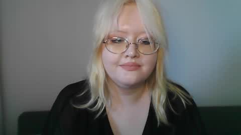 Snapshot of elayne_sweet chatting on April 7, 9:21 am elayne_sweet online show from April 7, 9:21 am