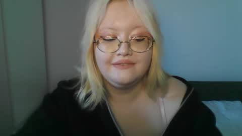 Snapshot of elayne_sweet chatting on April 8, 8:03 am elayne_sweet online show from April 8, 8:03 am