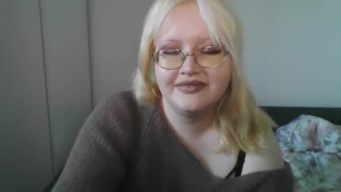 Snapshot of elayne_sweet chatting on April 15, 8:10 am elayne_sweet online show from April 15, 8:10 am