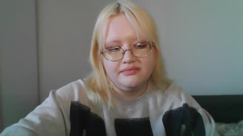 Snapshot of elayne_sweet chatting on April 16, 8:04 am elayne_sweet online show from April 16, 8:04 am