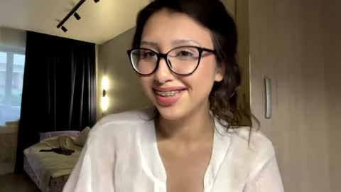 Snapshot of eleanorefrens chatting on May 27, 4:15 pm Alice online show from May 27, 4:15 pm