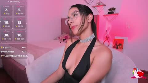 Snapshot of elegant_rouse chatting on April 12, 12:59 am Rouse online show from April 12, 12:59 am