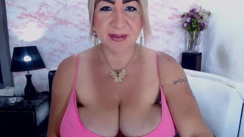 Snapshot of elektra_4_you chatting on January 24, 12:20 pm XIOMY give LIKE on my page online show from January 24, 12:20 pm