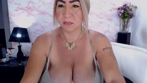 Snapshot of elektra_4_you chatting on February 4, 12:22 pm XIOMY give LIKE on my page online show from February 4, 12:22 pm