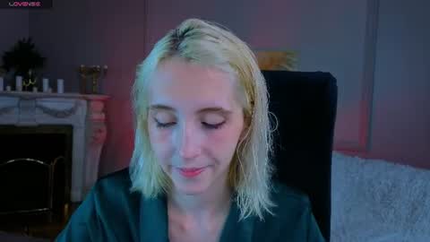 Snapshot of elen__moore chatting on June 25, 5:23 am Elen online show from June 25, 5:23 am