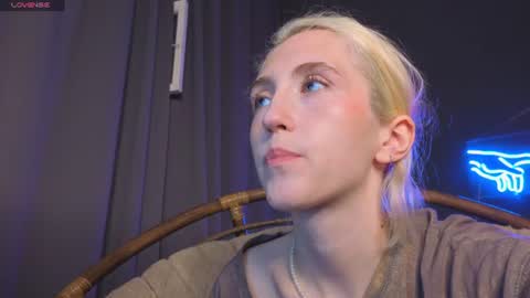 Snapshot of elen__moore chatting on June 27, 5:23 am Elen online show from June 27, 5:23 am