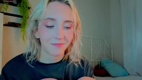 Snapshot of elen__moore chatting on July 23, 5:49 am Elen online show from July 23, 5:49 am