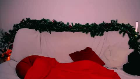 Snapshot of elenamonroe_ chatting on December 19, 2:40 am elenamonroe_ online show from December 19, 2:40 am