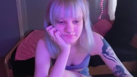 elieiza_xo online show from April 8, 9:20 am