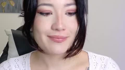 eliiih_ online show from February 4, 2:56 pm