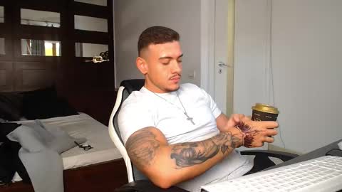 Snapshot of elijahthorne chatting on February 4, 9:48 am ElijahThorne online show from February 4, 9:48 am