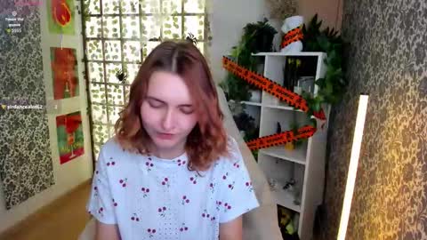 Snapshot of elis_cherry chatting on November 13, 2:43 am Elis online show from November 13, 2:43 am