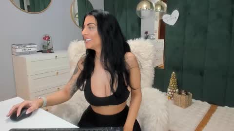 Snapshot of elisabaxter chatting on December 5, 4:54 am Maria online show from December 5, 4:54 am