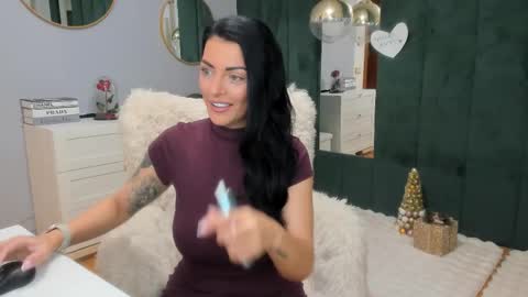 Snapshot of elisabaxter chatting on December 16, 5:12 am Maria online show from December 16, 5:12 am