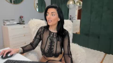 Snapshot of elisabaxter chatting on February 3, 6:40 am Maria online show from February 3, 6:40 am