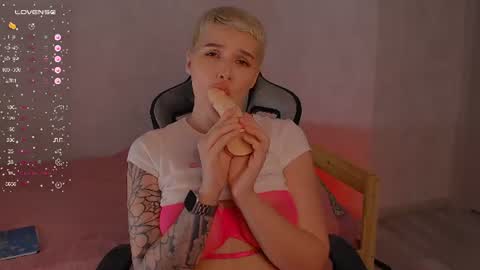elise_day online show from June 25, 2:10 pm