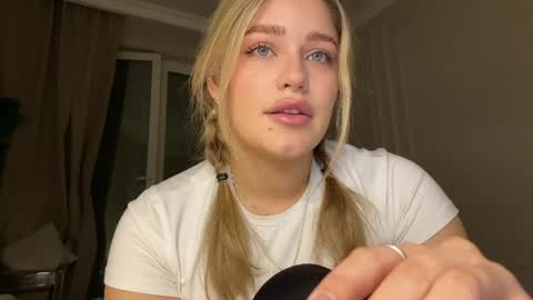 Stephanie online show from April 18, 9:15 pm