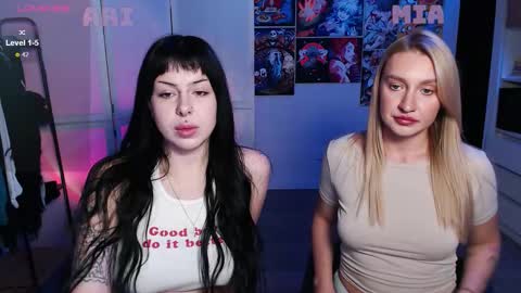 Snapshot of eliza_benet_ chatting on October 10, 1:43 pm Ari online show from October 10, 1:43 pm