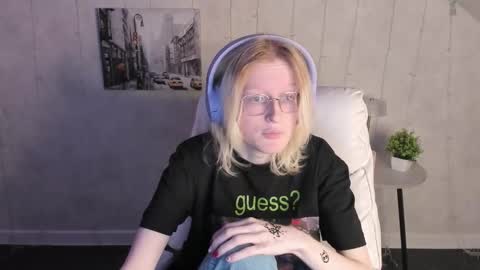 Snapshot of elizabeth_harpper chatting on December 3, 1:35 am Elizabeth online show from December 3, 1:35 am