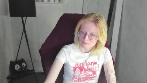 Snapshot of elizabeth_harpper chatting on December 4, 1:59 am Elizabeth online show from December 4, 1:59 am