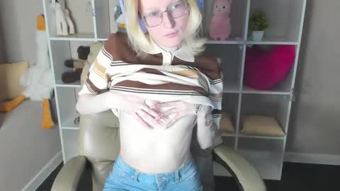 Snapshot of elizabeth_harpper chatting on December 17, 1:00 am Elizabeth online show from December 17, 1:00 am