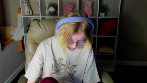 Snapshot of elizabeth_harpper chatting on December 18, 1:33 am Elizabeth online show from December 18, 1:33 am