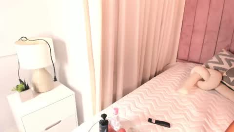 elizabeth_roche online show from June 18, 11:58 am