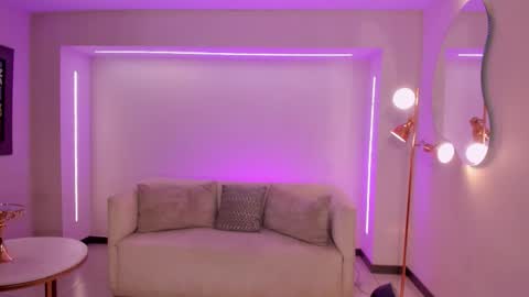 Snapshot of elizabethbennett_ chatting on October 19, 5:46 pm Call me Eli online show from October 19, 5:46 pm