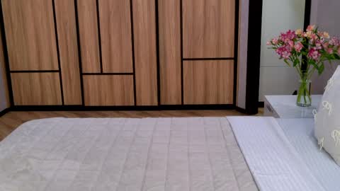 Elizabeth online show from April 13, 4:07 am