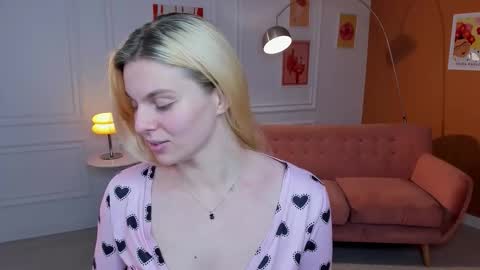 Snapshot of elizabethmad chatting on October 3, 7:16 am elizabethmad online show from October 3, 7:16 am