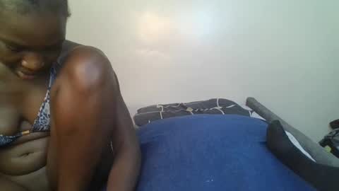 Snapshot of ella8_ chatting on June 17, 1:01 pm ella8_ online show from June 17, 1:01 pm